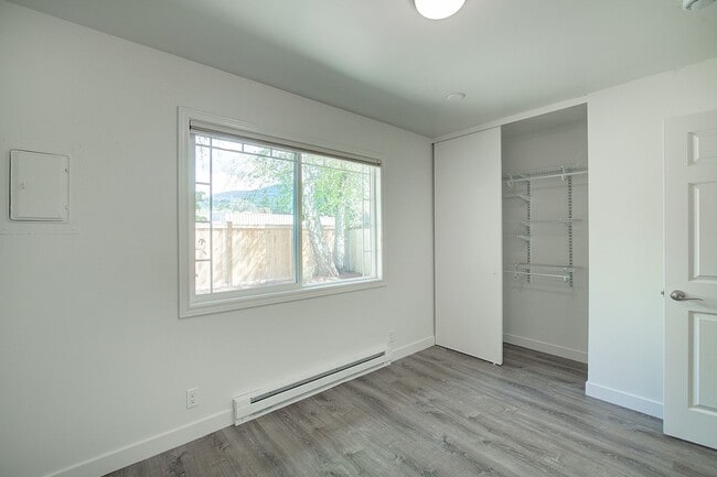 Building Photo - 2Bd/1Ba Issaquah Duplex