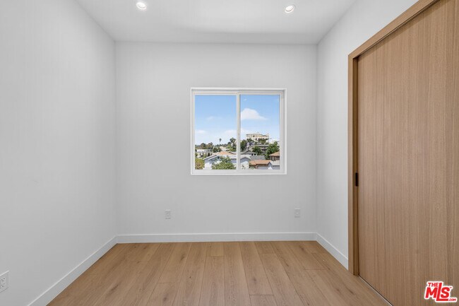 Building Photo - 150 N Carondelet St