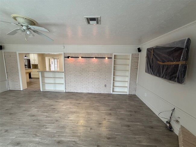 Building Photo - 822 Hidden Valley Dr