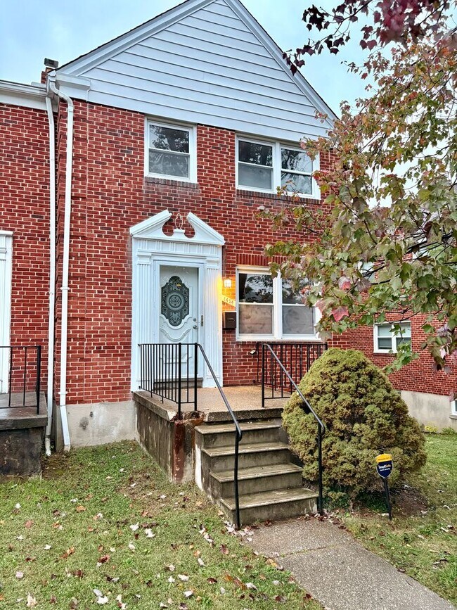 Building Photo - Spacious Townhome with Updated Kitchen & P...