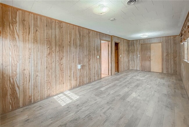 Building Photo - 937 E Main St