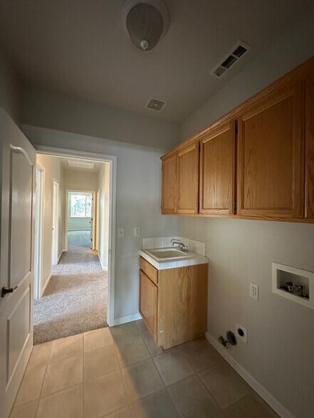 Building Photo - 992 Heather Way