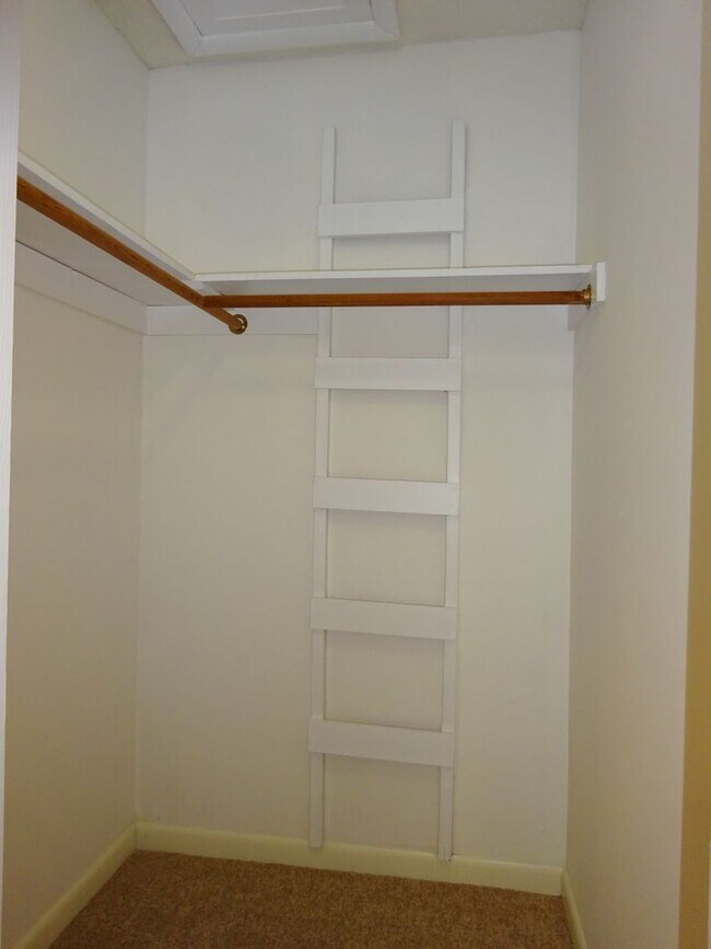 Building Photo - Charming Home Minutes to Camp Lejeune!