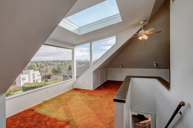 Building Photo - Beautiful Magnolia Home with a VIEW!