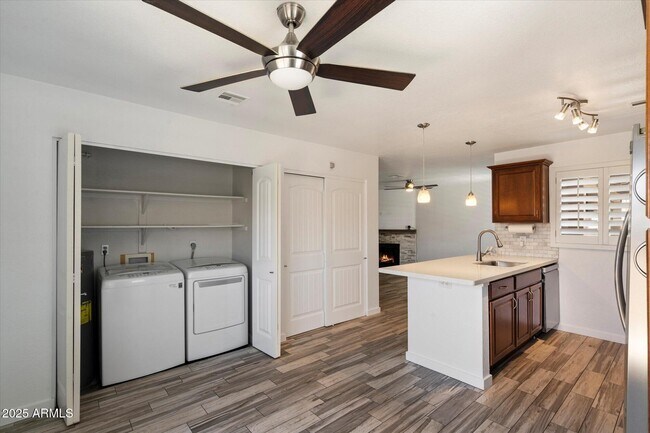 Building Photo - 521 W Hononegh Dr