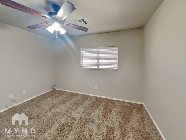 Building Photo - 550 W Kingman Dr