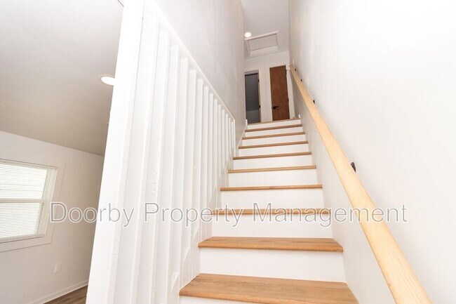 Building Photo - 1808 E 13th St