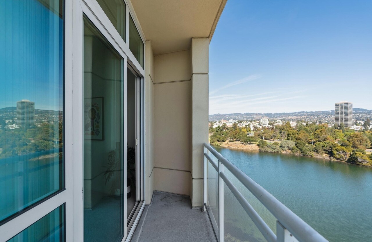 Building Photo - 1 Lakeside Dr