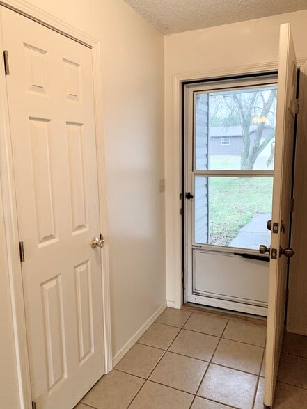 Building Photo - 503 E 5th Plz