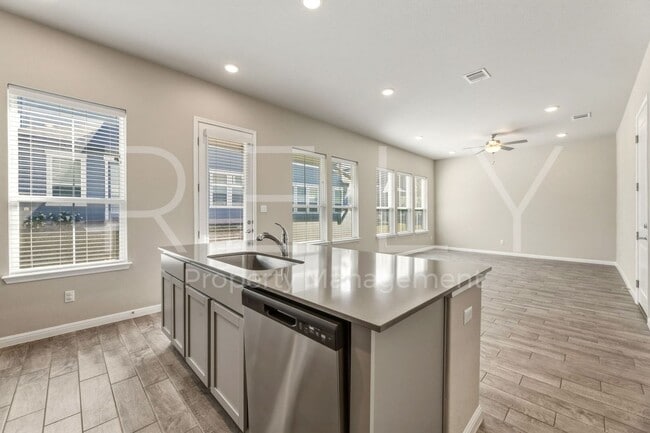 Building Photo - 1015 Vista View Dr