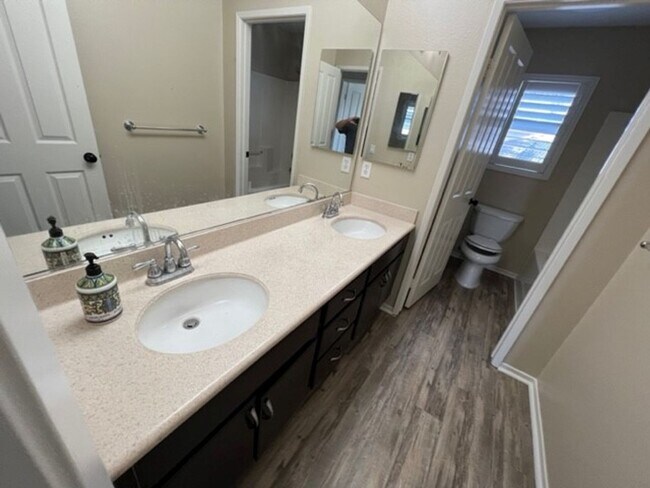 Building Photo - Rolling Hills Ranch! Spacious 4 Bedroom 2....
