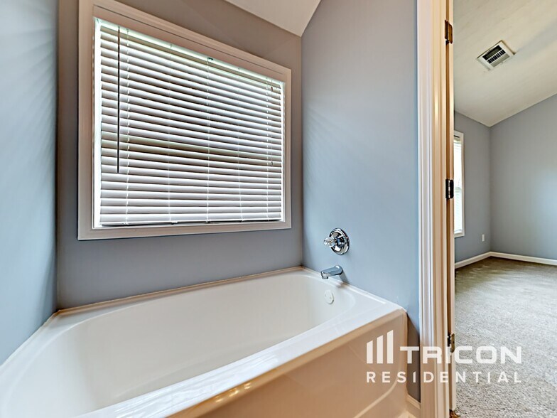 Building Photo - 1586 Thornwick Trace