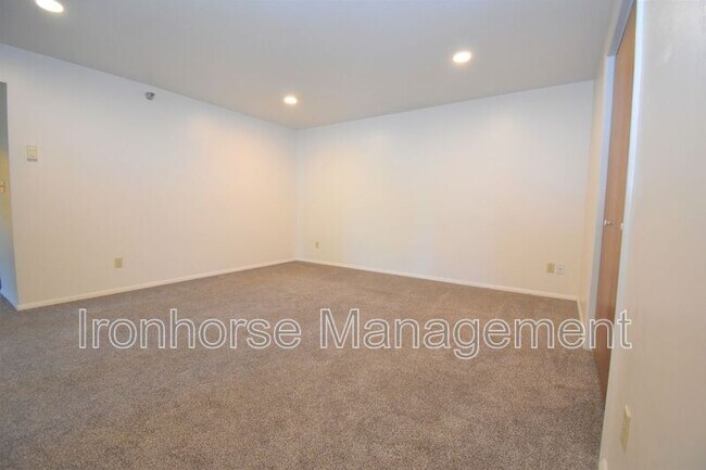 Building Photo - 813 W Villard St