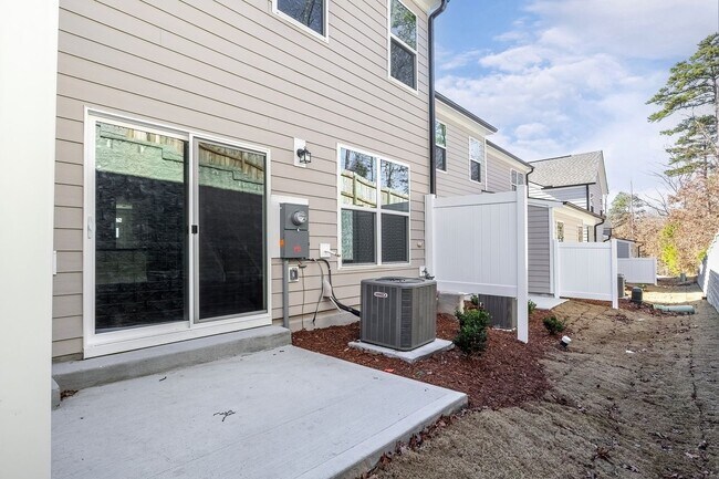 Building Photo - 3/2.5 Townhome Close to Southpoint w/ Garage!
