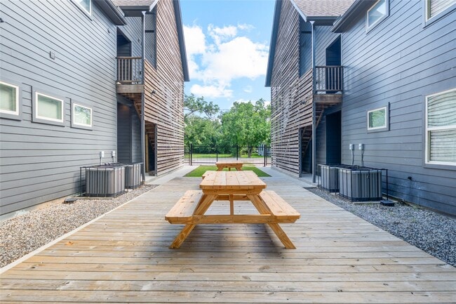 Building Photo - 3424 Tuam St