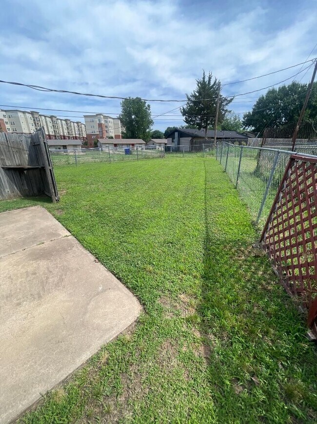 Building Photo - 911 Deonne Cir