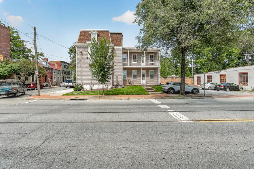Building Photo - 243 E 2nd St