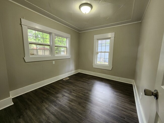 Building Photo - Spacious 2-Bedroom, 1-Bathroom Home AVAILA...