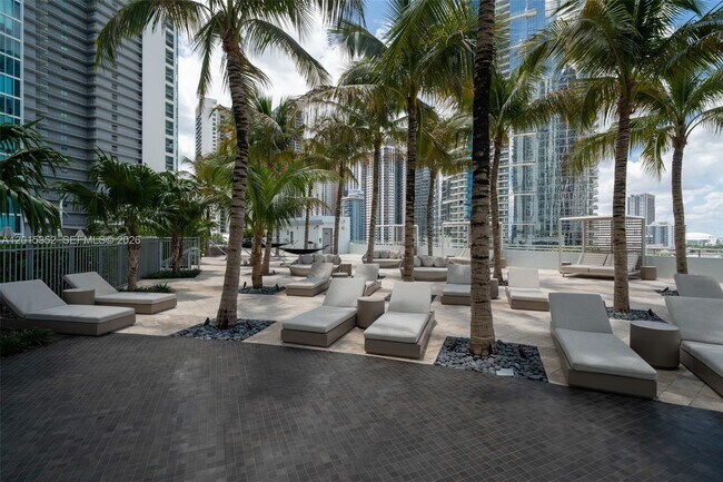 Building Photo - 900 Biscayne Blvd