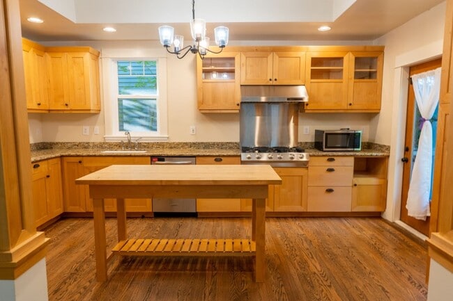 Building Photo - 4Bd/2.75Ba Seattle House