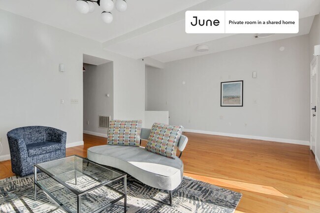 Building Photo - Room in Shared 5 bed/2.5 bath home in Roxbury