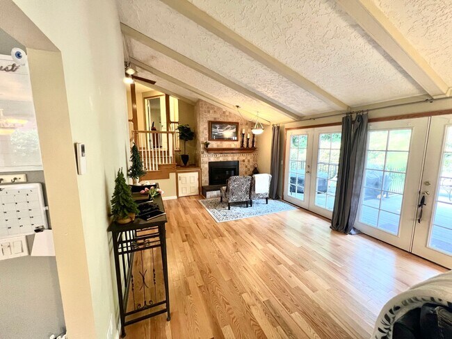 Building Photo - Available Oct. 3rd- Gorgeous Home w/Lots o...