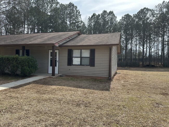 Primary Photo - Charming 2 Bedroom Duplex in Hampton, GA -...