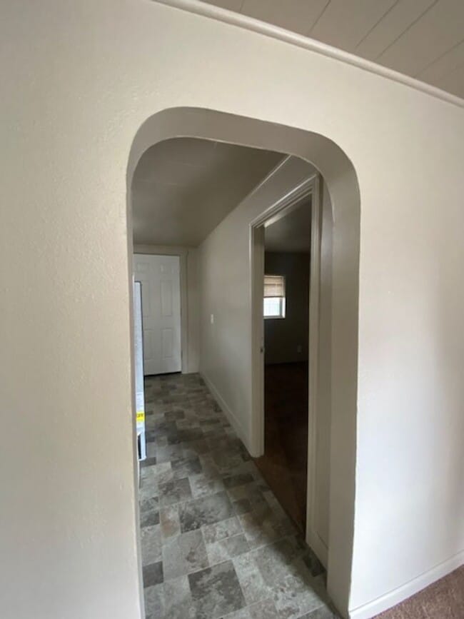 Building Photo - 1 Bedroom Apartment!