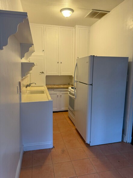 Building Photo - 1201 N Orange Grove Ave