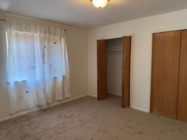 Building Photo - 1122 Barnes 315-317 Magpie Ln.