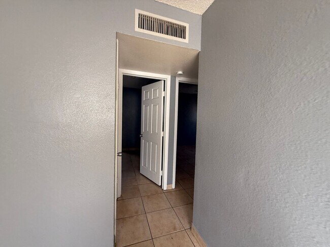 Building Photo - 5123 N 28th Dr