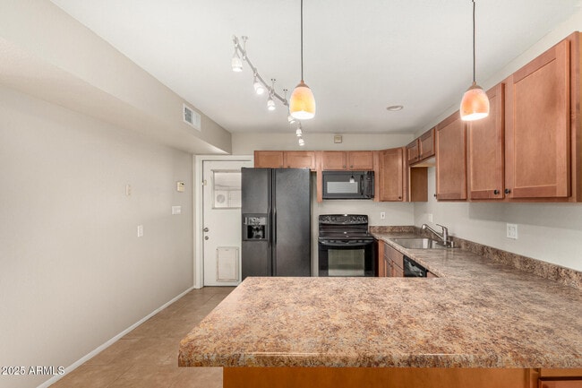 Building Photo - 425 W Pebble Beach Dr