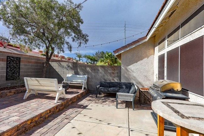 Building Photo - Beautiful One Story 2 Bedroom Townhome With 2 Car Attached Garage