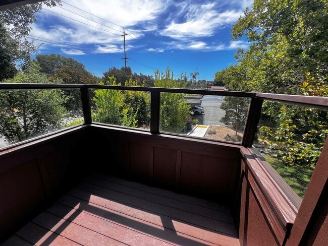 Building Photo - Novato Gem: Beautifully Updated 2-Bedroom Townhome