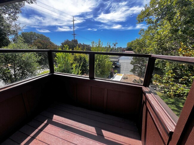 Building Photo - Updated 2-Bedroom Townhome in Novato