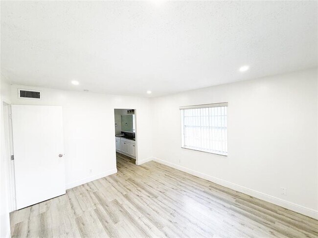 Building Photo - 2710 Riverside Dr