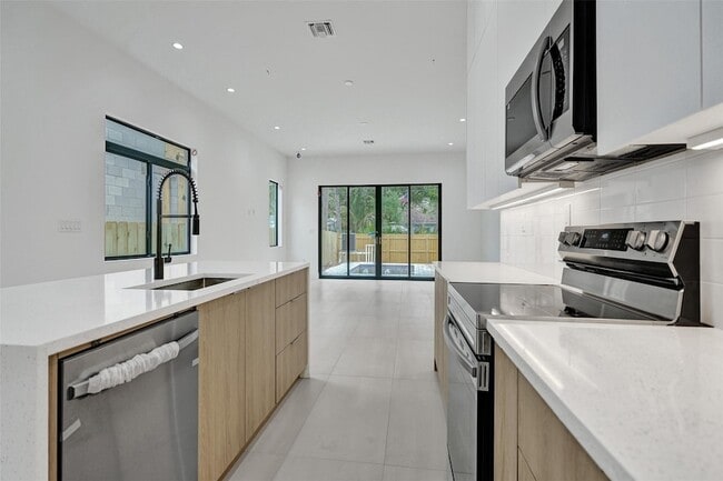 Building Photo - 606 SW 7th Ave