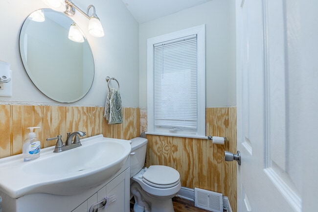 Building Photo - 913 Bern St