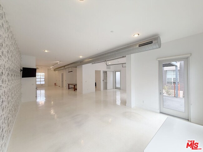 Building Photo - 212 Marine St