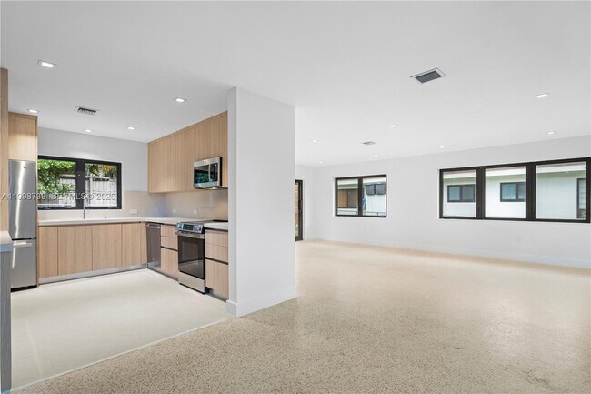 Building Photo - 2345 SW 23rd Terrace