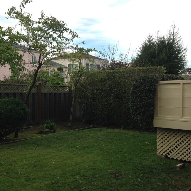 Building Photo - Enjoy indoor & outdoor living in this Spacious 4 Level, 3 bedroom 2 bath home in Lakeside District