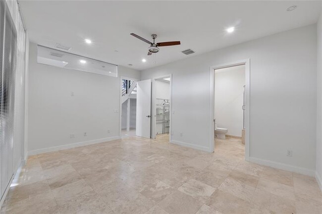 Building Photo - 3270 NE 15th St