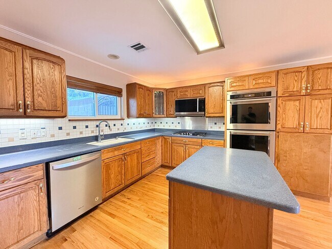 Building Photo - 4242 Briggs Ave