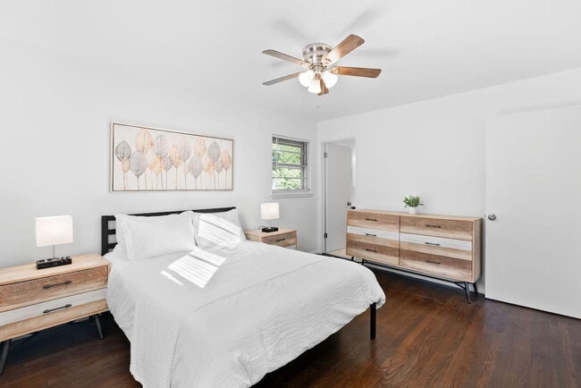 Building Photo - 814 Holiday Ave