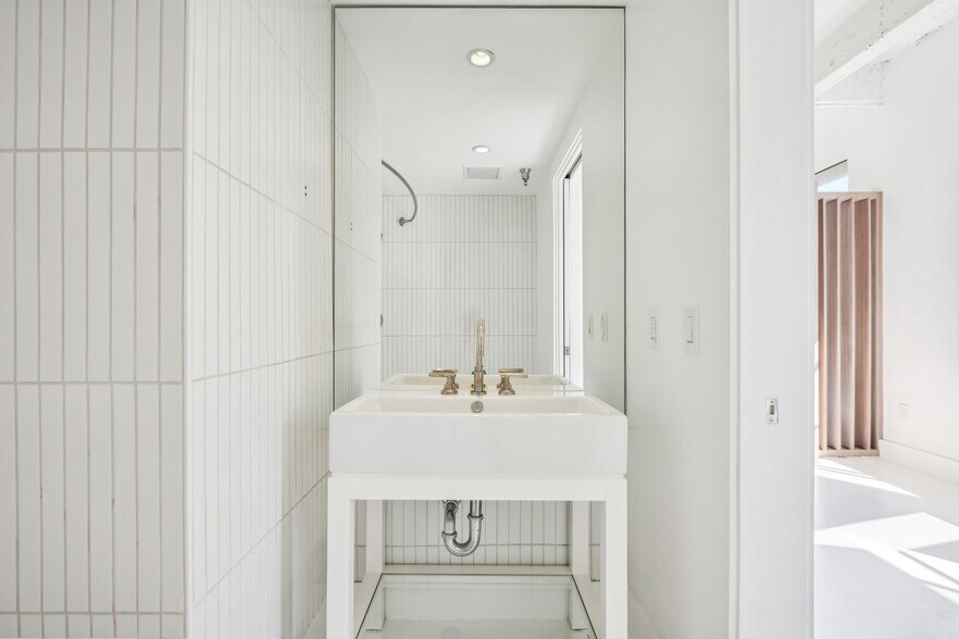 Building Photo - 6253 Hollywood Blvd