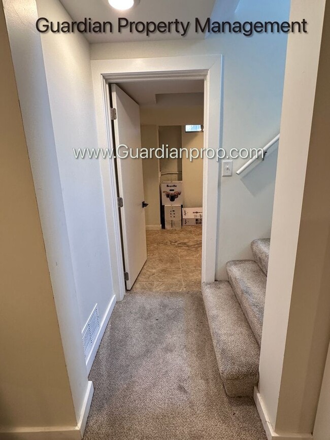 Building Photo - St Louis Park Single Family Home, Large Yard, 1 Car Garage, 3 Season Porch, W/D