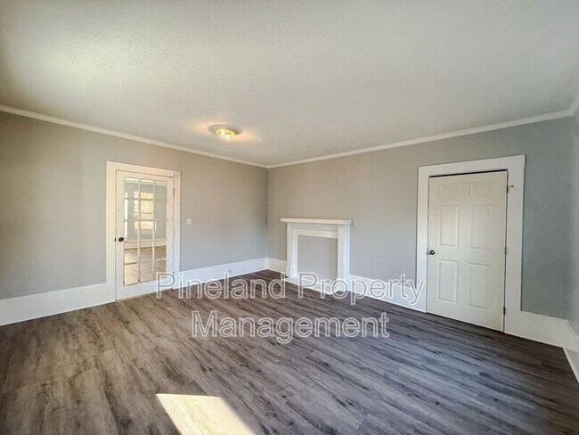 Building Photo - 413 E Donaldson Ave