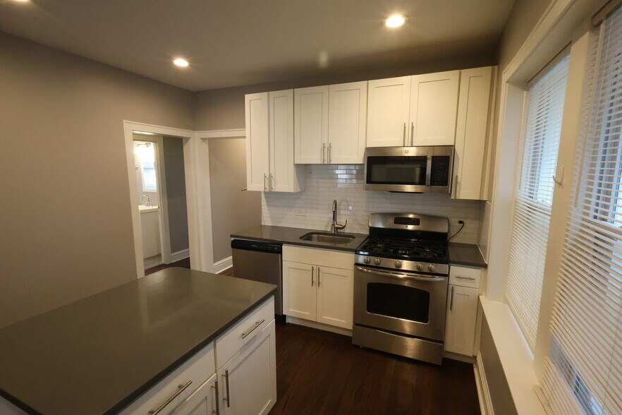 Building Photo - 5653 N Talman Ave