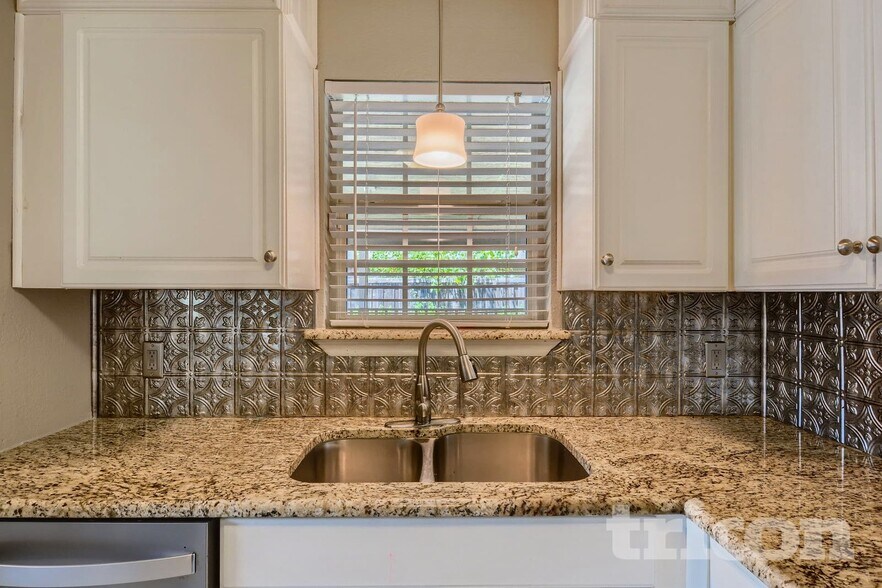 Building Photo - 901 Anthony St