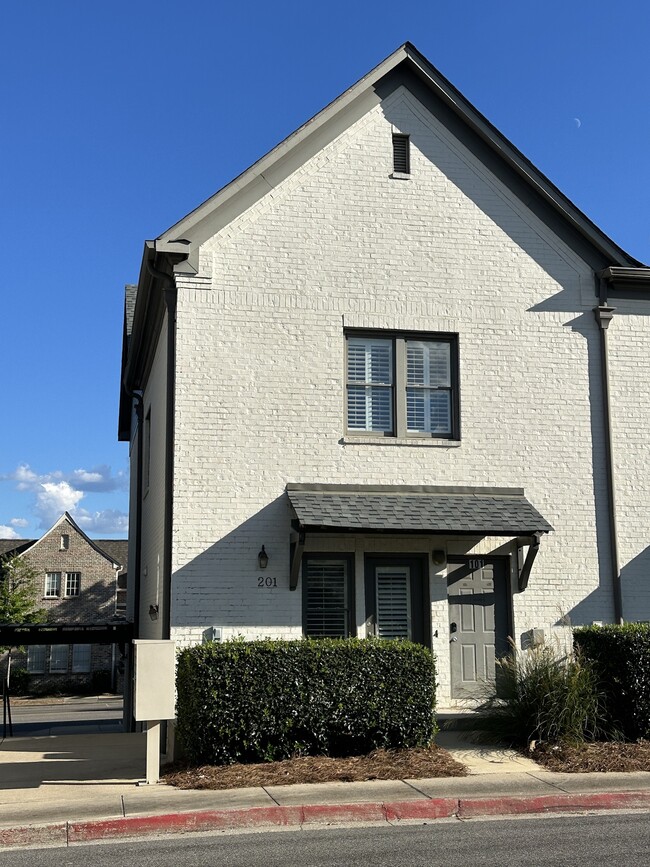 Primary Photo - 2301 Grand Ave